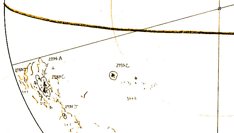 図２　8月14日スケッチから 左のH型群がフレア発生前の NOAA5629、磁場構造　δ型
