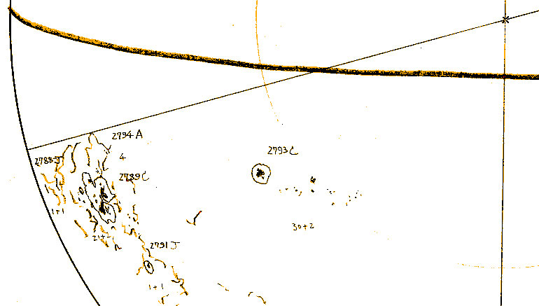 図2 8月14日スケッチから 左のH型群がフレア発生前の NOAA5629、磁場構造 δ型