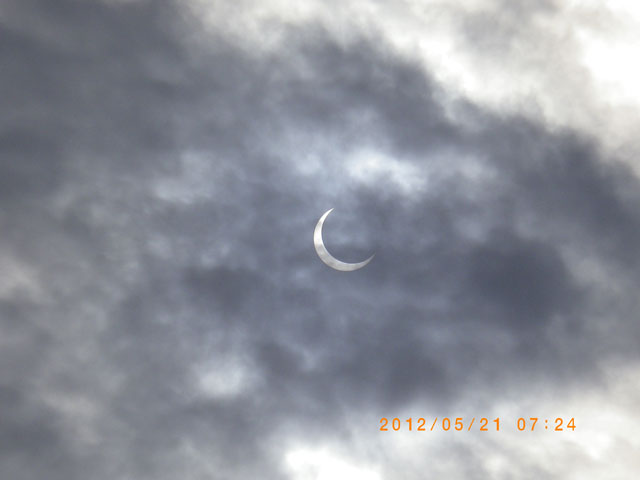 大きく欠けてきた太陽　間もなく金環。非常に雲が多く、何度も見えなくなる