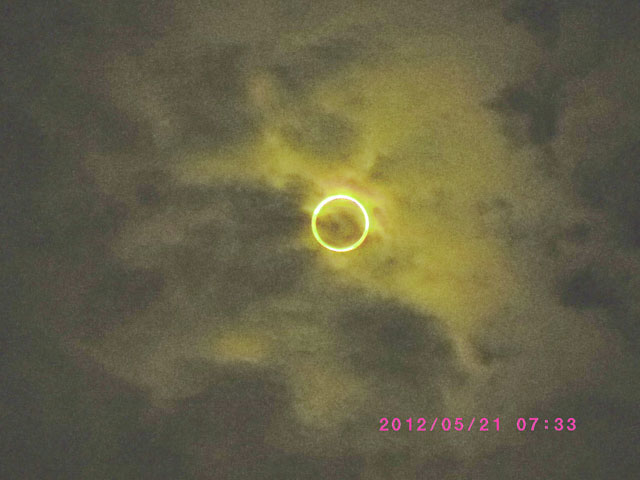 コンパクトデジカメで撮った金環中の太陽　　5分間のリング
