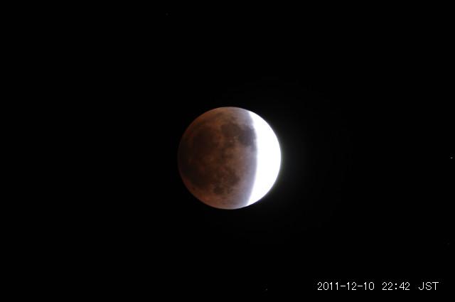 皆既前から、月の影側が赤黒くなっている