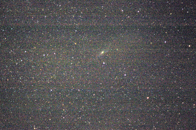 M31アンドロメダ銀河　私たちから２００万光年彼方のおとなりの銀河。明るい銀河中心を囲む淡い光の構造が分かるだろうか