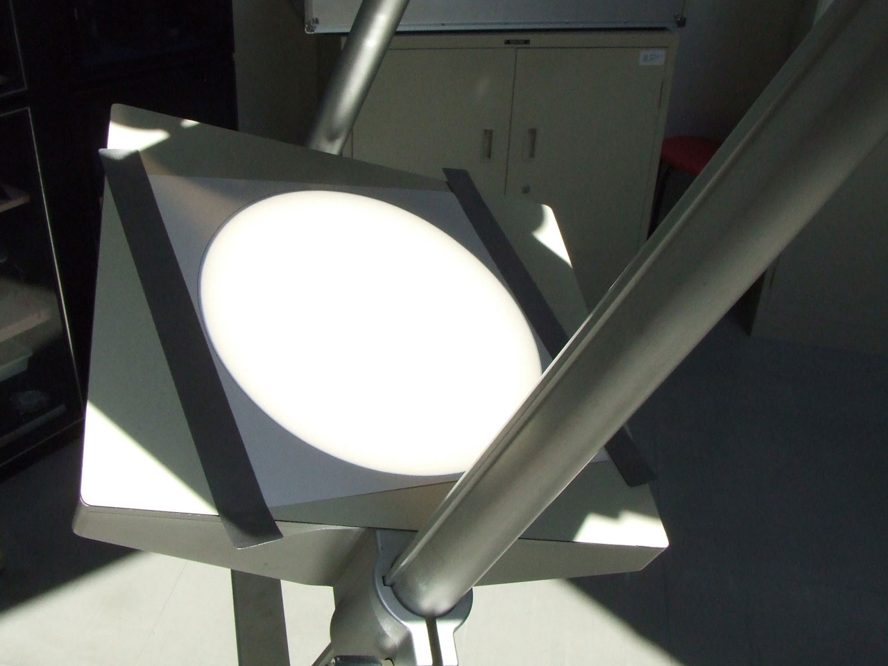 太陽投影板に投影された24cm径の太陽像（川口市立科学館副天文台20cm屈折望遠鏡）