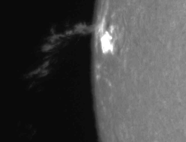 噴出するプロミネンス Limb flare_20040107131234 /Solar telescope kawaguchi