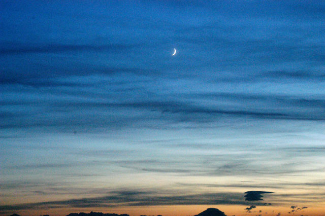 夕方の西空の４日月。こんな風景は秋から冬にかけ科学館の天文台からよく見られる。
					このように細い月の時には、地球からの照り返し＝地球照によって、月の影の部分がうっすらとみえるときがある。