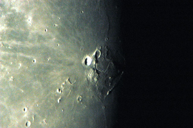 月面で最も明るく目立つアリスタルコスクレーター、その横に蛇行して見えるのがシュレーター谷。
