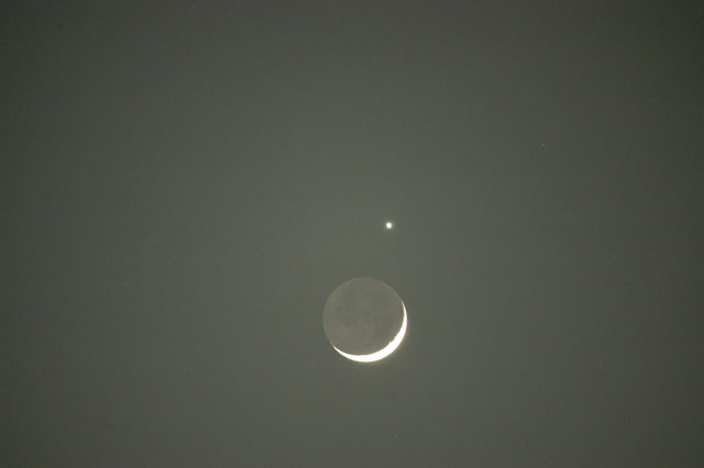 月と宵の明星金星との大接近