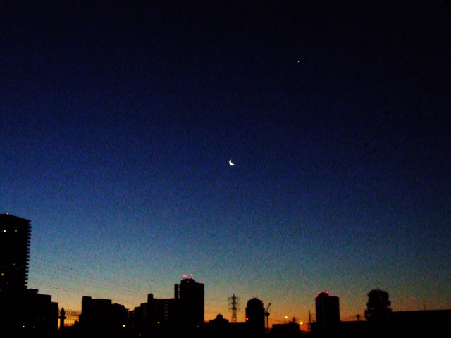 明けの明星となった金星と二十六日月