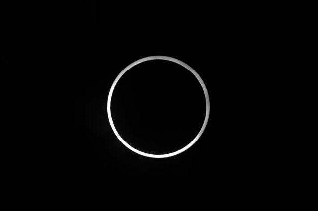 2012年5月21日朝の金環日食（サロス128）　雲に覆われたが何とか観測ができた。10ｃｍ屈折望遠鏡直焦点