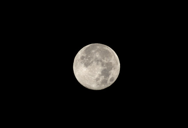 2012年１０月1日１h30m　中秋の名月（9月30日）　台風通過直後の月、大気のゆらぎが縁のギザギザでよくわかる400mmF5.6望遠レンズ