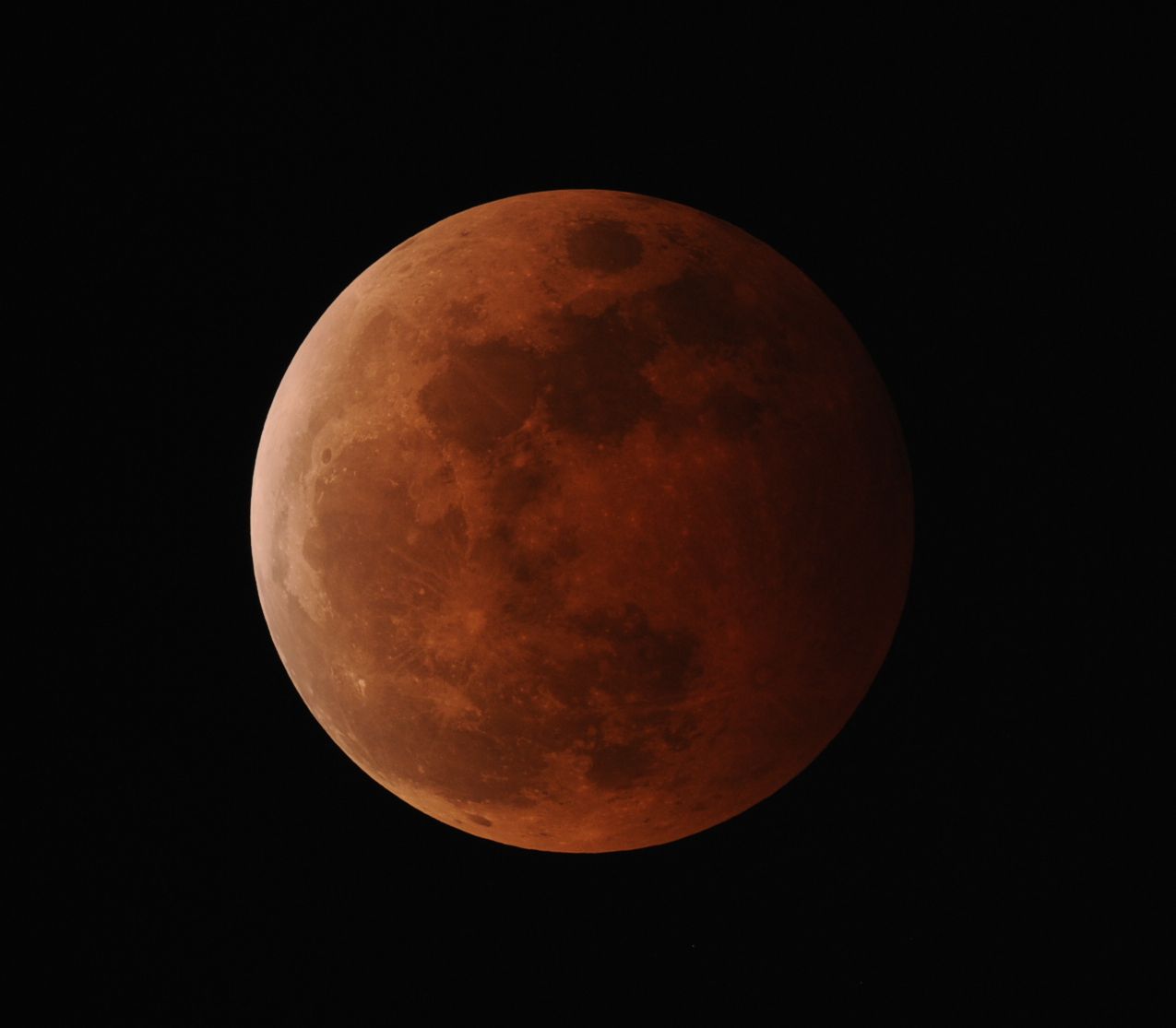 2014年10月8日　20時11分24秒　皆既月食　皆既月食　撮影機材　10cm屈折望遠鏡、F8、f=800mm