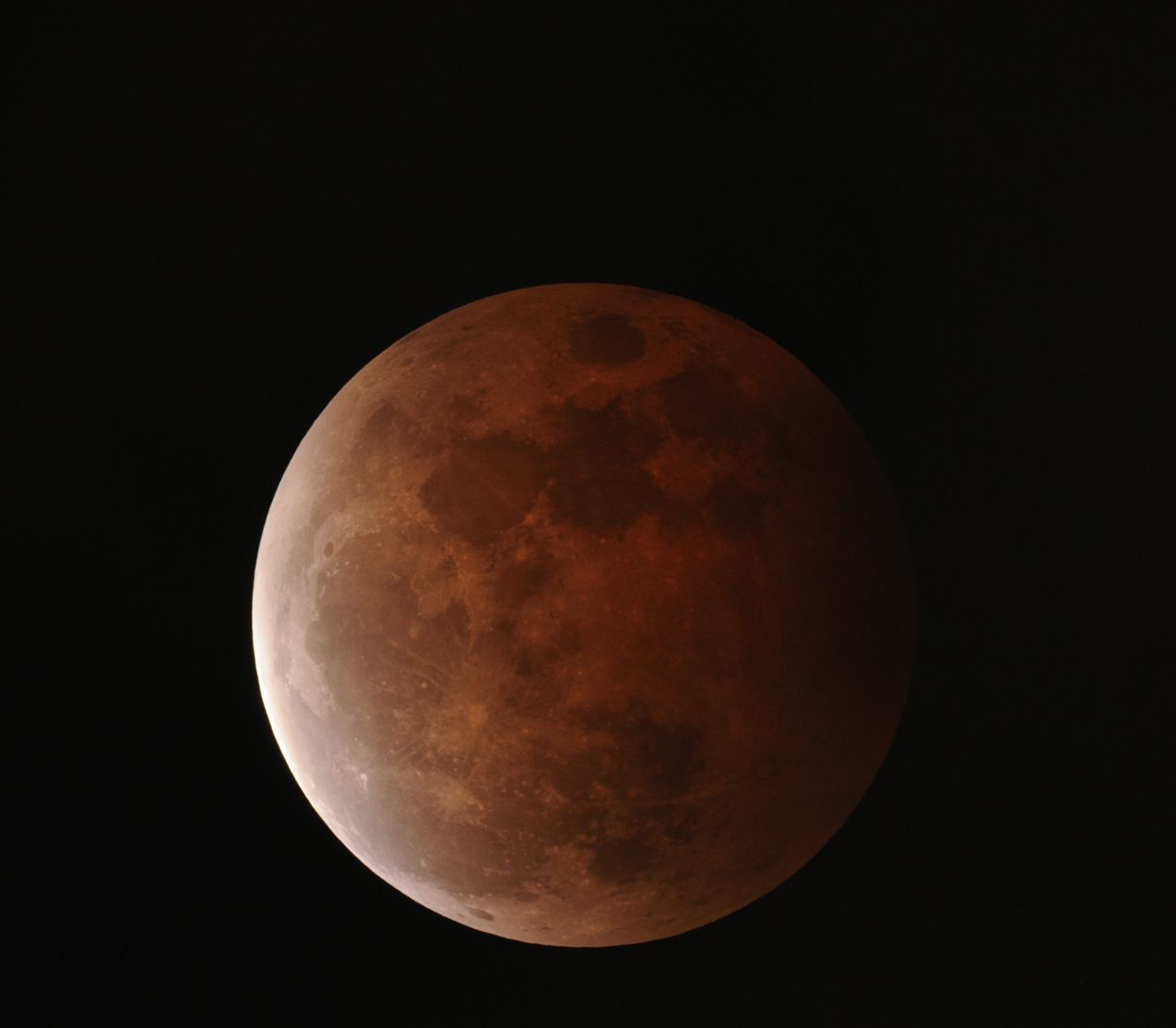 2014年10月8日　20時28分24秒　皆既月食　撮影機材　10cm屈折望遠鏡、F8、f=800mm