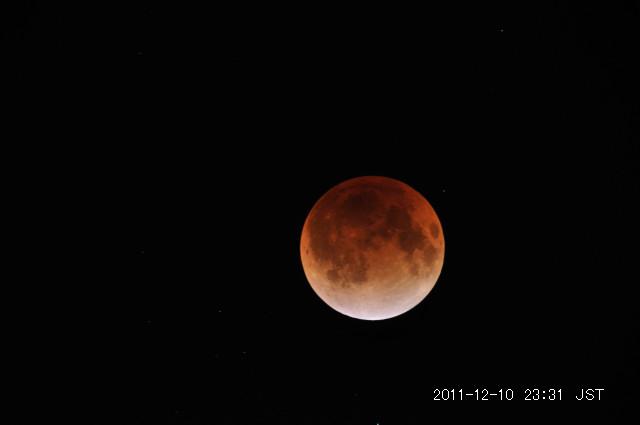 2011年12月10日皆既月食(口径68mm、焦点距離600mm屈折経緯台で撮影)