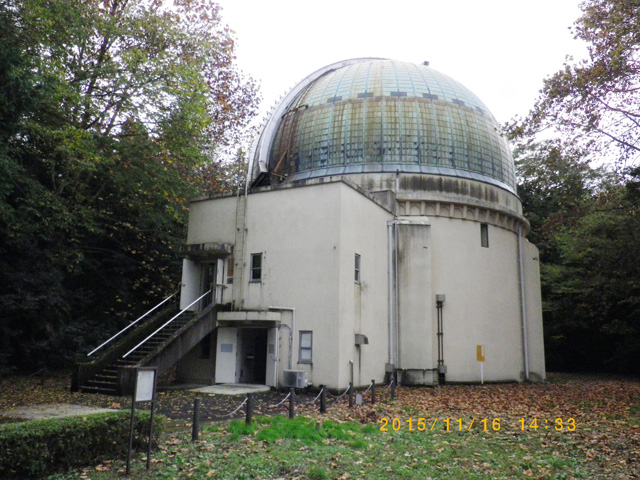 国立天文台三鷹キャンパス旧大赤道儀室。歴史ある65㎝屈折望遠鏡が保存展示されている。