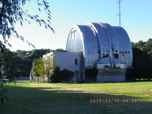 国立天文台三鷹キャンパス内　豊かな緑に囲まれた自動光電子午環室。現在は展示室として、かって使われた様々な
																					観測機器が保存展示されている。