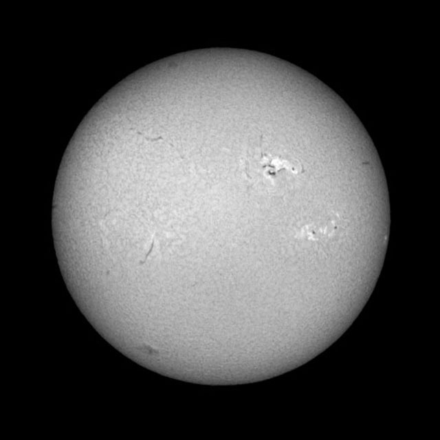 これは水素原子の出す光で見た太陽。暗いスジ模様はフィラメント、周囲よりもやや密度の大きな領域だ。