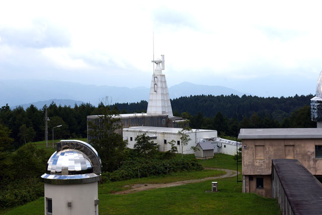 京都大学飛騨天文台ドームレス太陽望遠鏡。
																			   中央の塔上に設置され、ドームによる気流の悪化を防ぐため望遠鏡本体がむき出しになった形状をしている。
																			   望遠鏡がとらえた太陽像は下の垂直型、水平型２種の分光器室へと導かれ、そこで太陽の光を虹のスペクトルに
																			   分光してさまざまな観測を行う。太陽スペクトルの詳しい観測には欠かせない観測施設である。