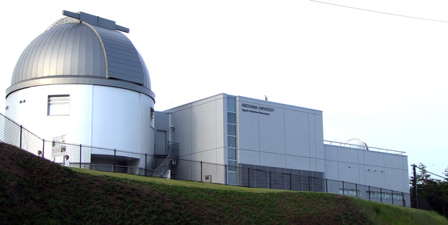 広島大学宇宙科学センター付属東広島天文台の1.5ｍかなた望遠鏡　　国立天文台にあった赤外シミュレータ（すばる
																				  望遠鏡開発のための望遠鏡が移設されたもの。ガンマ線バーストなどの激しい活動現象を、人工衛星と連携し可視光・
																				  近赤外で観測しようというもの。