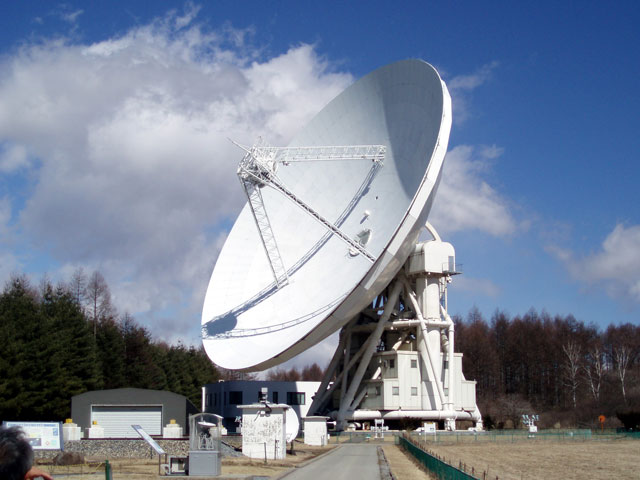 国立天文台野辺山電波観測所４５ｍミリ波電波望遠鏡　パラボラの直径が４５ｍという国内最大の電波望遠鏡で、
																		  ミリ波という波長の短い電波を受け星の誕生している場所や銀河の活動現象などを観測する。
