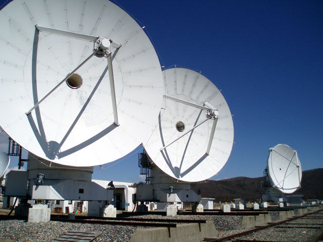国立天文台野辺山電波観測所電波干渉計　複数のパラボラアンテナが受けた電波を干渉させることで
																				 電波望遠鏡の弱点である解像力の低さを改善し星や星の周囲のガスなどの様子を詳しく観測する。