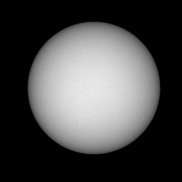 しかし、太陽にはいつも黒点があるとは限らない。これは2008年5月15日の太陽面だが、ただの一つも黒点群は見えていない。