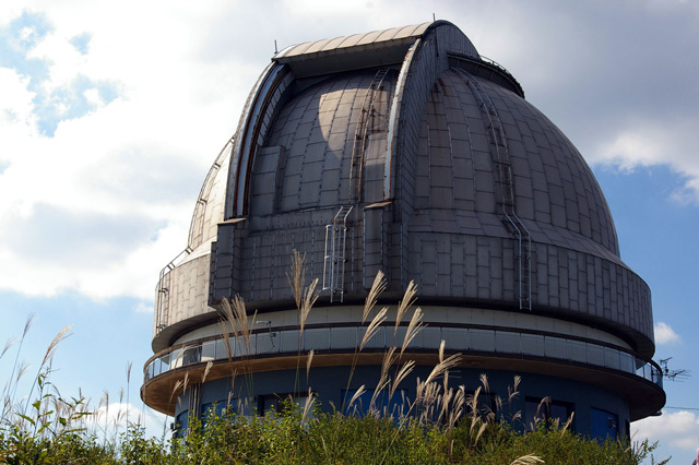 岡山天体物理観測所１８８cm望遠鏡ドーム
																					秋の１日、岡山で行われた最新天文学ワークショップの折に訪れた。ハワイのすばる望遠鏡が出来るまでは国内最大の
																					望遠鏡として活躍した。