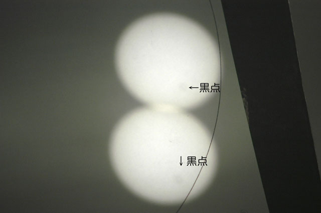 これは大きな黒点が太陽上にあるときに、ピンホール(木もれ日)を通して白紙に写したものだ。
矢印の先にうっすらと暗い箇所があるがこれが黒点である。