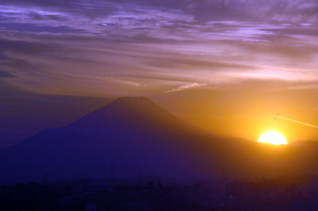 太陽が西に傾き、その輝きが弱まったとき、大きな黒点群が太陽面にあれば肉眼でそれを確認できる。
中国などではそれを太陽に住むカラスなどと考えていた。