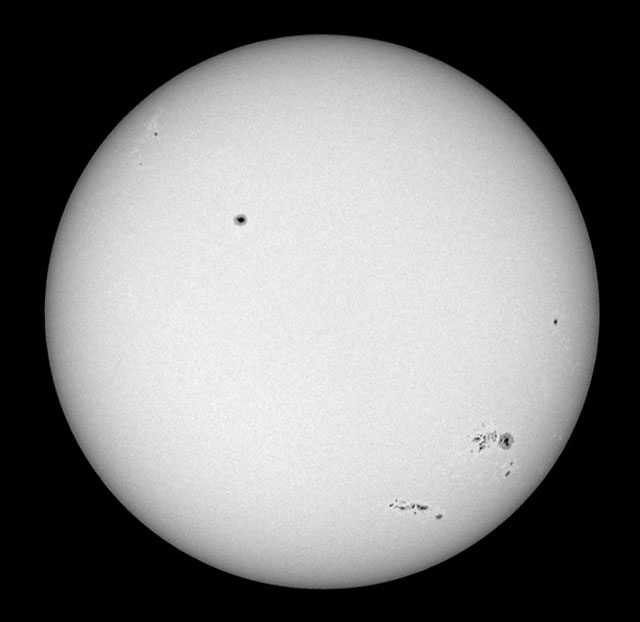 こちらは2003年5月の太陽面。太陽上には多くの黒点群が見えている。
実は太陽はその活動度が時により異なり、およそ11年の周期で黒点数が増えたり減ったりするのだ。
黒点が多い時期は、同時に、現れる黒点の規模も大きく非常に複雑な形状の黒点も出現する。