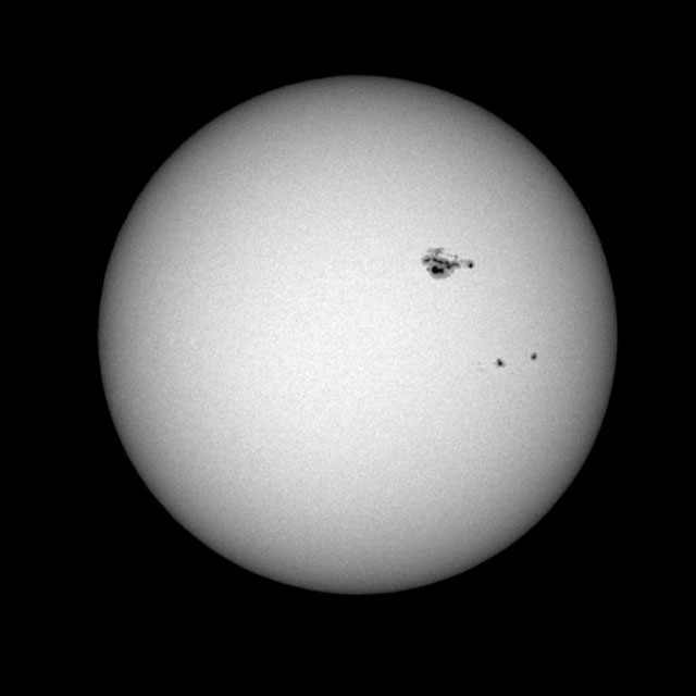 太陽の多様な姿をとらえるにはさまざまな波長の光だけを取り出しで観測する。上は白色光で見た太陽である。
																	  われわれが普通に見たときにはこの光球面を見ることができる。